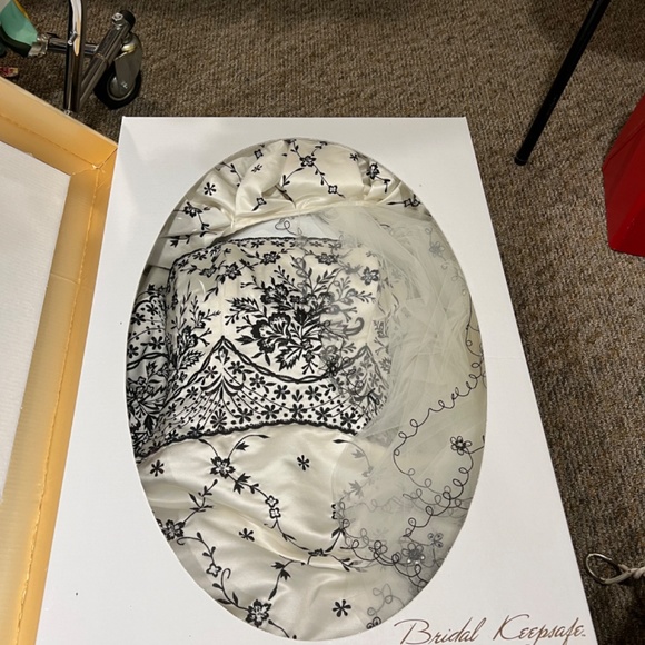 Black and white embroidered wedding dress - Picture 9 of 14